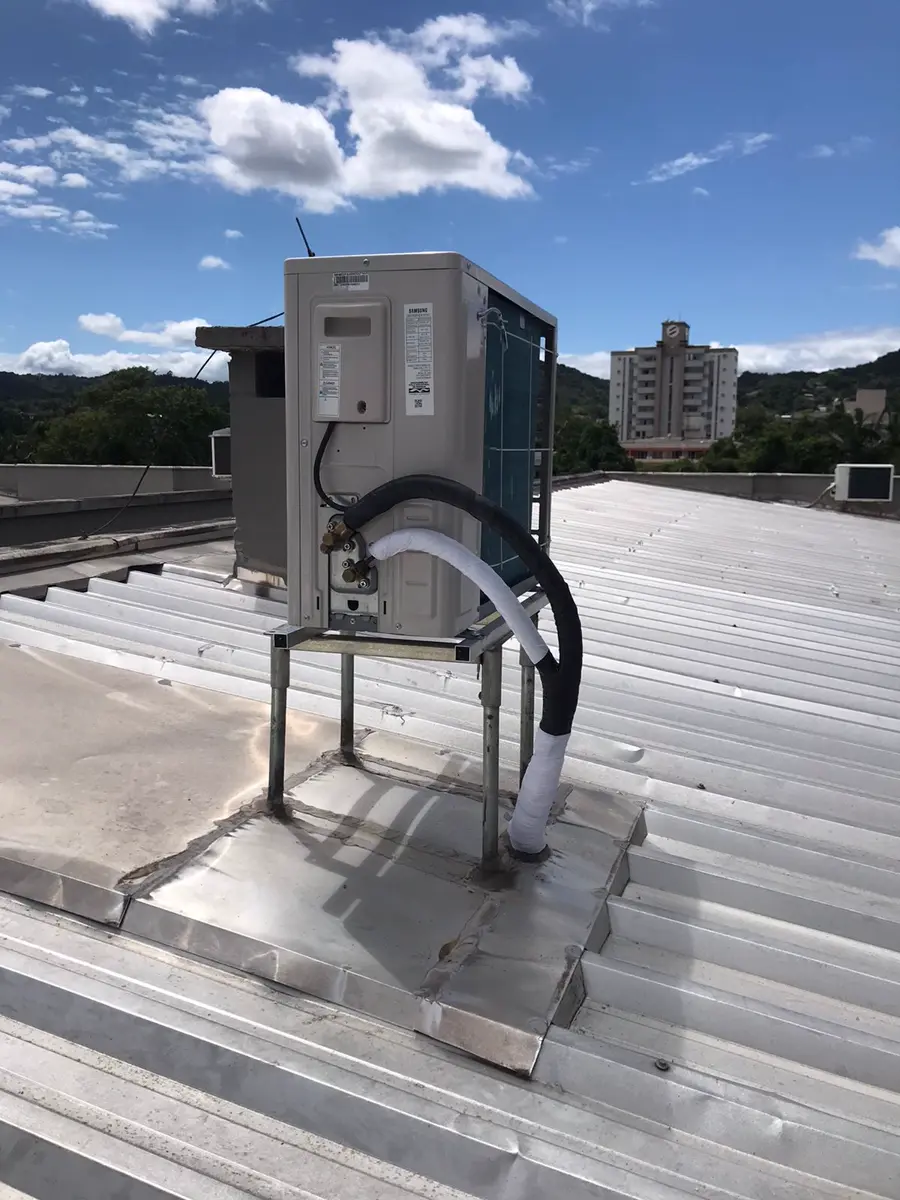 Unidade condensadora de ar-condicionado instalada em telhado