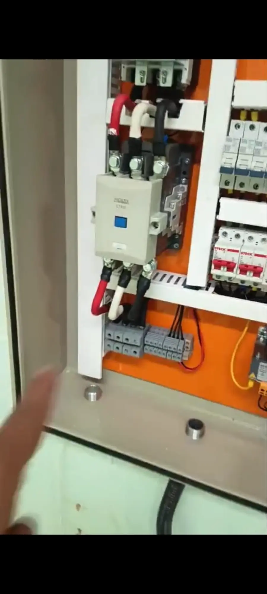Quadro elétrico organizado com fiação identificada